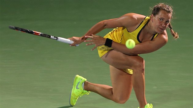 Barbora Strcov bhem tvrtfinle turnaje v Dubaji