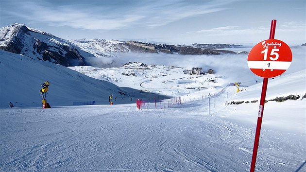 Kolem jedenct hodiny dopoledne majesttn hotely Pik Palace a Sahdag zahalila mlha a pocit odlouenosti a oputnosti se na przdnch sjezdovkch jet prohloubil.