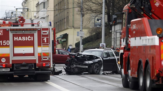 Nehoda ty aut zcela zablokovala dopravu v Husov ulici v centru Brna (10. 2. 2016).
