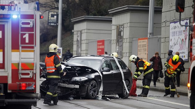 Nehoda ty aut zcela zablokovala dopravu v Husov ulici v centru Brna (10. 2. 2016).