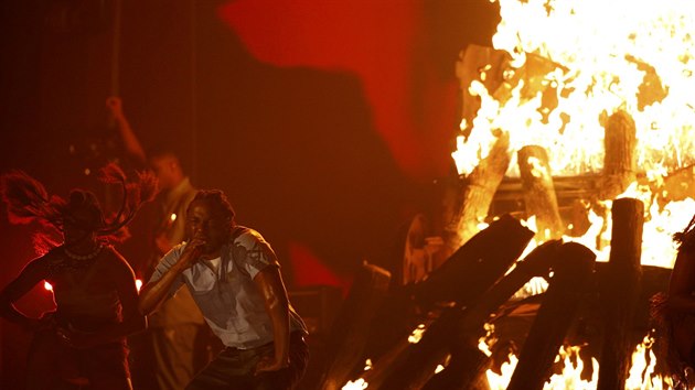 Grammy: Vystoupen rapera Kendricka Lamara s ohnm v pozad (15. nora 2016)