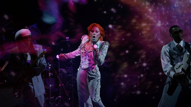 Grammy 2016: Lady Gaga pipomnla Davida Bowieho. (15. nora 2016)