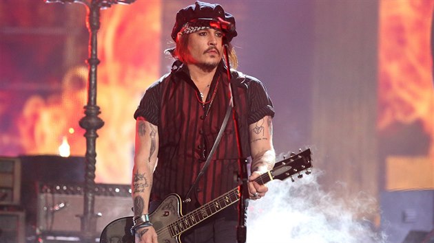 Grammy 2016: Johnny Depp s kapelou Hollywood Vampires zahrl poctu Lemmymu Kilmisterovi. (15. nora 2016)