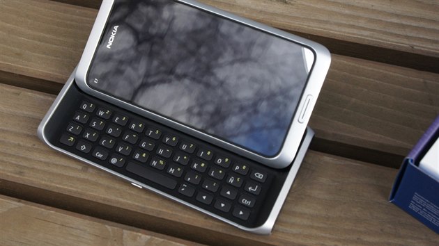 Nokia E7