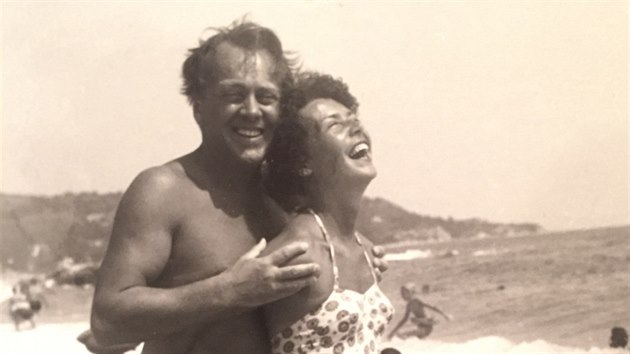 Zdenka Prochzkov a jej prvn manel Karel Hger na dovolen v Bulharsku (1954)