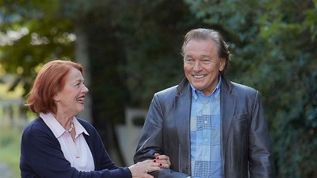 Iva Janurov a Karel Gott ve filmu Decibely lsky (2015)