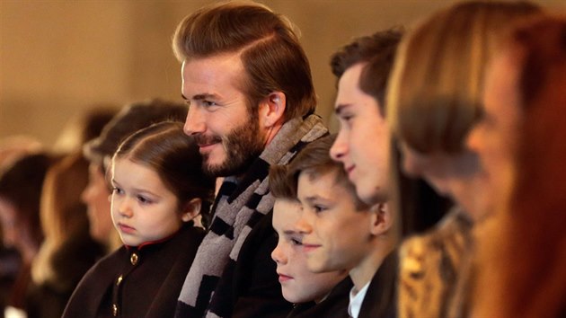 David Beckham a jeho dti Harper, Cruz, Romeo a Brooklyn na pehldce Victorie Beckhamov (New York, 14. nora 2016)