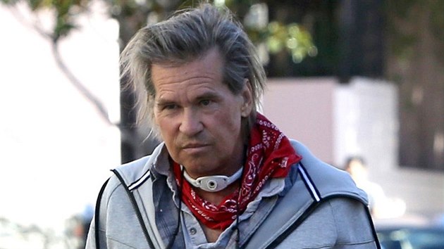 Val Kilmer se po ulicch Los Angeles v roce 2015 prochzel s tracheostomickou kanylou. 