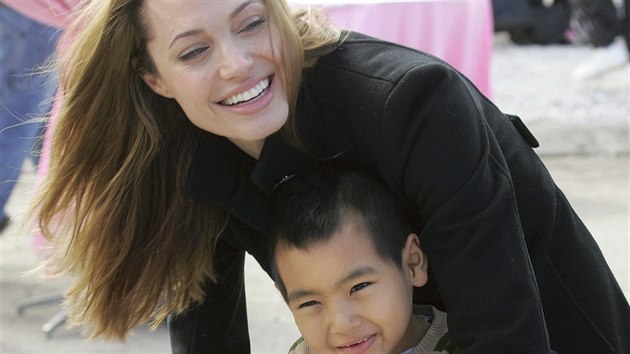 Angelina Jolie a jej syn Maddox (New Orleans, 3. prosince 2007)