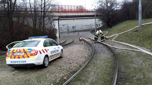 Hasii dnes museli oderpat hektolitry vody ze zaplavench tramvajovch kolej mezi Brnem a Modicemi.