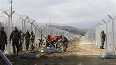 Výstavba plotu na makedonsko-eckých hranicích (8. února 2016)
