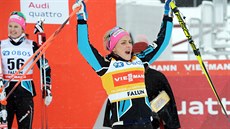 Therese Johaugová slaví vítězství v závodě na pět kilometrů ve Falunu. Therese Johaugová slaví vítězství v závodě na pět kilometrů ve Falunu.