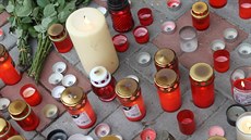 Zavradné dívce nosili v Teplicích spoluáci a kamarádi ped kolu svíky,...