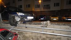 Řidička povalila zábradlí s podezdívkou, ta spadla na čtyři zaparkovaná auta. Řidička povalila zábradlí s podezdívkou, ta spadla na čtyři zaparkovaná auta.