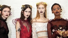 Móda inspirovaná subkulturou „goths“, tmavé rtěnky, kabáty v nadimenzované... Móda inspirovaná subkulturou „goths“, tmavé rtěnky, kabáty v nadimenzované...