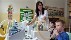 Vrchní sestra Helena Rampouchová pomáhá dětem s jednou z léčebných metod -... Vrchní sestra Helena Rampouchová pomáhá dětem s jednou z léčebných metod -...