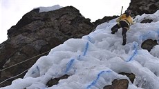 Umlá ledová stna ve Víru na ársku hostila 13. února ti desítky horolezc...