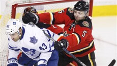 Nazem Kadri (Toronto) je atakován Markem Giordanem z Calgary. Nazem Kadri (Toronto) je atakován Markem Giordanem z Calgary.