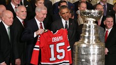 Hokejisté Chicaga na slavnostním přijetí u Baracka Obamy. Hokejisté Chicaga na slavnostním přijetí u Baracka Obamy.