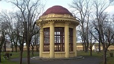 V altánu by mohla stát kopie sochy granátníků. V altánu by mohla stát kopie sochy granátníků.