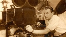 Ladislav Brom (za kamerou) točil do roku 1945 s Novým, Burianem či Baarovou.... Ladislav Brom (za kamerou) točil do roku 1945 s Novým, Burianem či Baarovou....