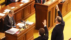 Zbynk Stanjura (ODS) a Miroslav Kalousek hlasují proti zákonu o elektronické...