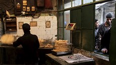 ekání na peivo ped pekárnou v al-áru poblí Aleppa (10. února 2016).