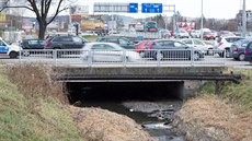 Můstek pod Pražskou třídou se při velké vodě stává špuntem. Součástí opravy... Můstek pod Pražskou třídou se při velké vodě stává špuntem. Součástí opravy...