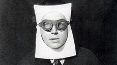 André Breton na slavné fotografii Mana Raye z roku 1930 André Breton na slavné fotografii Mana Raye z roku 1930