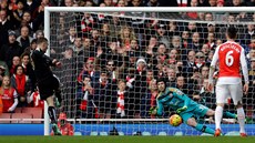 Útočník Jamie Vardy z Leicesteru dává gól z penalty Petru Čechovi z... Útočník Jamie Vardy z Leicesteru dává gól z penalty Petru Čechovi z...