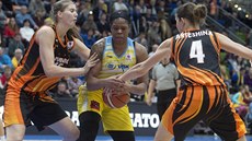 Zleva Laia Palauová z USK, Natalia Vieruová z Jekatěrinburgu, Kia Vaughnová z... Zleva Laia Palauová z USK, Natalia Vieruová z Jekatěrinburgu, Kia Vaughnová z...