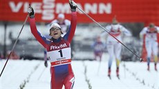 Švédská lyžařka Maiken Caspersenová Fallaová se raduje z triumfu ve sprintu ve... Švédská lyžařka Maiken Caspersenová Fallaová se raduje z triumfu ve sprintu ve...