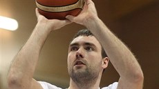 Děčínský pivot Jiří Jelínek při střelbě trestných hodů Děčínský pivot Jiří Jelínek při střelbě trestných hodů