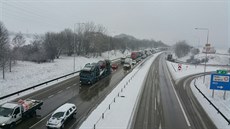 Dopravní situace na Pražském okruhu u sjezdu na Ořech (17.2.2016) Dopravní situace na Pražském okruhu u sjezdu na Ořech (17.2.2016)