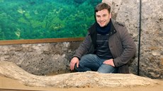 Přerovský archeolog Zdeněk Schenk u mamutího klu v Muzeu Komenského v Přerově. Přerovský archeolog Zdeněk Schenk u mamutího klu v Muzeu Komenského v Přerově.