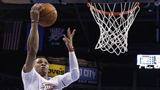 Russell Westbrook z Oklahoma City letí ke koši New Orleans. Russell Westbrook z Oklahoma City letí ke koši New Orleans.