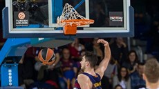 Tomáš Satoranský z Barcelony smečuje do koše Žalgirisu Kaunas. Tomáš Satoranský z Barcelony smečuje do koše Žalgirisu Kaunas.