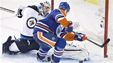 Ondřej Pavelec, brankář Winnipegu, zasahuje při nájezdu Matta Hendrickse z... Ondřej Pavelec, brankář Winnipegu, zasahuje při nájezdu Matta Hendrickse z...