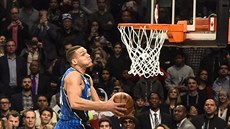 Aaron Gordon z Orlanda pi finále smeaské soute ped Utkáním hvzd NBA.