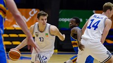 Jaromír Bohačík (vlevo) z USK Praha využívá clony svého spoluhráče Jiřího... Jaromír Bohačík (vlevo) z USK Praha využívá clony svého spoluhráče Jiřího...