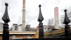 Komíny elektrárny v polském Turów, která se nachází poblí skleník.