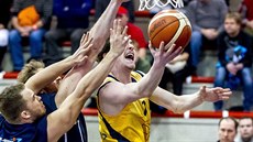 Momentka z utkání Final Four mezi basketbalisty Dína a Opavy (lutá)