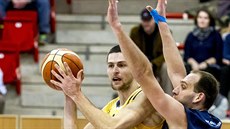 Momentka z utkání Final Four mezi basketbalisty Děčína a Opavy (žlutá) Momentka z utkání Final Four mezi basketbalisty Děčína a Opavy (žlutá)