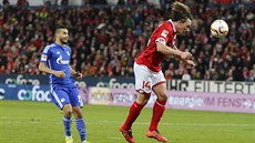 Julian Baumgartlinger (vpravo) z Mohuče skóruje do sítě Schalke. Julian Baumgartlinger (vpravo) z Mohuče skóruje do sítě Schalke.
