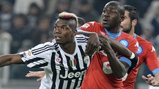 Paul Pogba z Juventusu (vlevo) a Kalidou Koulibaly z Neapole se přetahují. Paul Pogba z Juventusu (vlevo) a Kalidou Koulibaly z Neapole se přetahují.