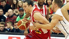 Momentka z finále eského poháru basketbalist mezi Pardubicemi (ervenobílá) a...