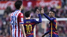 TAK SI POJĎ PLÁCNOUT, KÁMO. Lionel Messi (uprostřed) slaví s Neymarem svou... TAK SI POJĎ PLÁCNOUT, KÁMO. Lionel Messi (uprostřed) slaví s Neymarem svou...