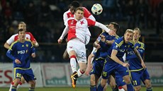 Momentka z duelu Jihlavy (modrá) a Slavie