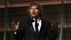Grammy 2016: Ed Sheeran pebírá cenu za Píse roku (15. února 2016).