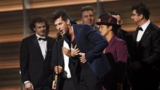 Grammy 2016: Mark Ronson pebírá cenu za nahrávku roku (15. února 2016)